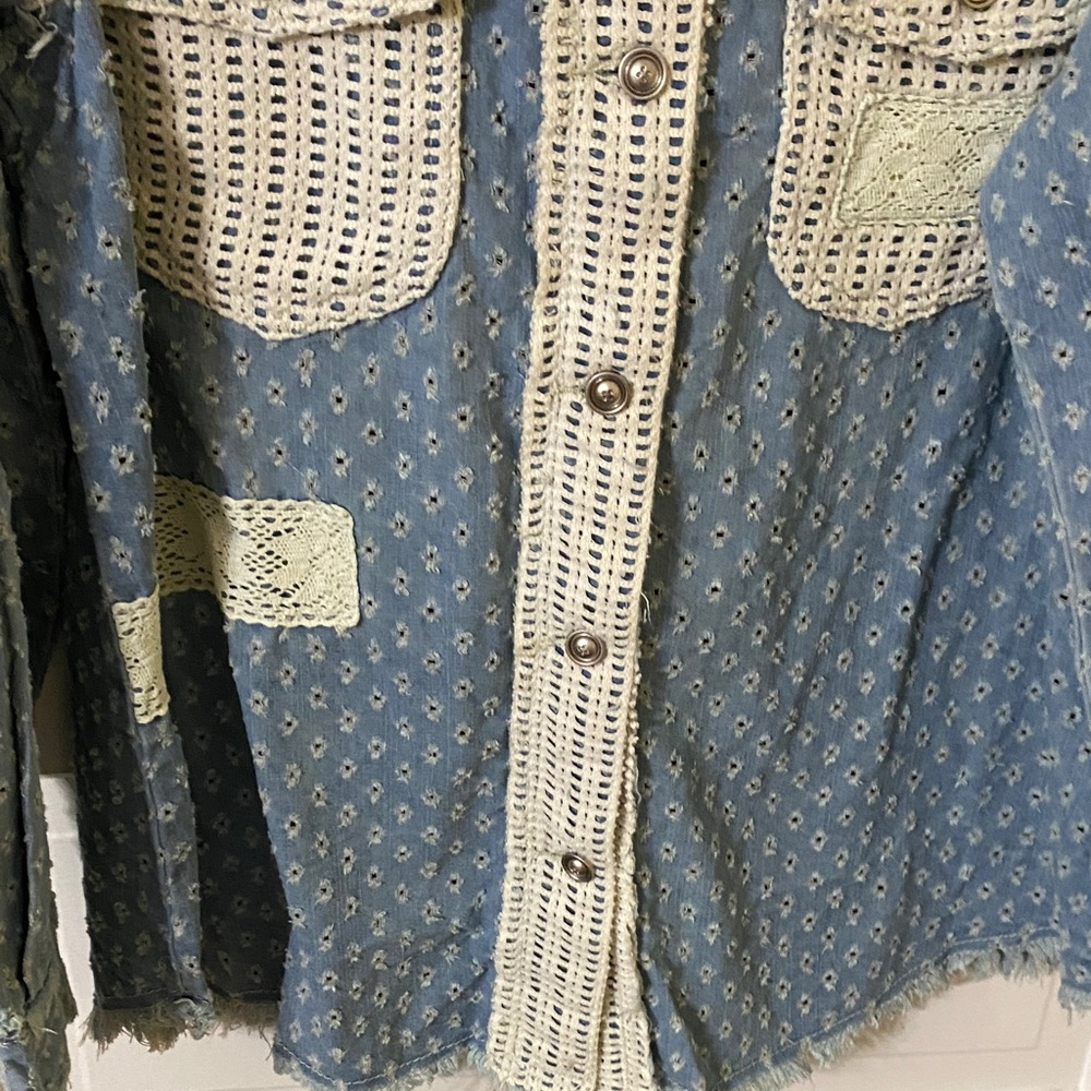 POL Clothing Mixed Media Denim Lace Shacket Blue Cream Distressed 100% Cotton - Picture 4 of 13